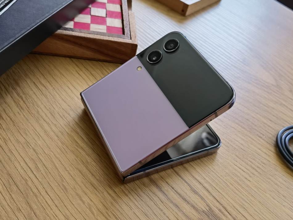 Prve slike novih savitljivih Samsung telefona