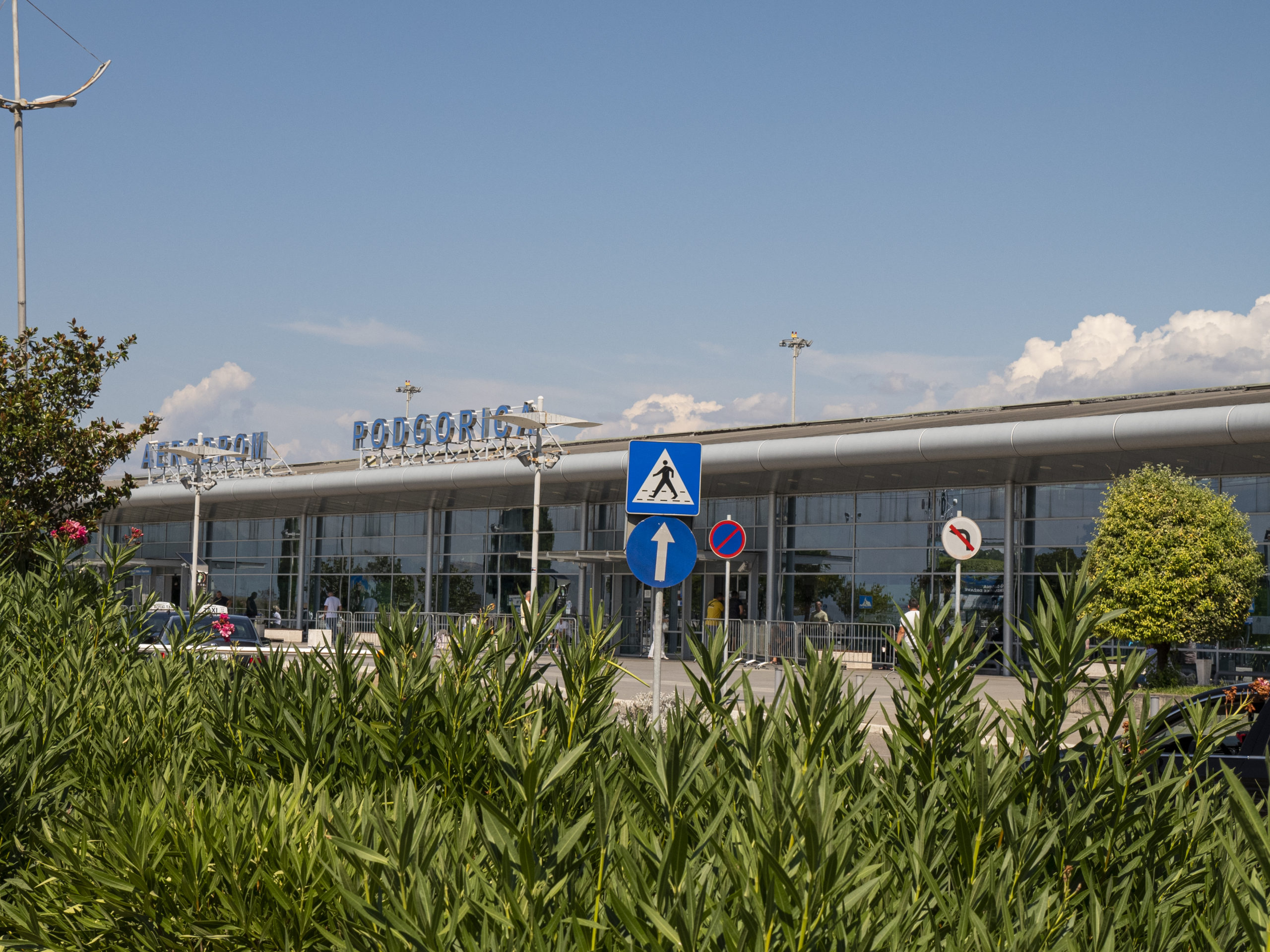 Aerodromi traže pomoć policije, Glavnog grada i Opštine Zeta: Spriječite taksiste da maltrertiraju putnike