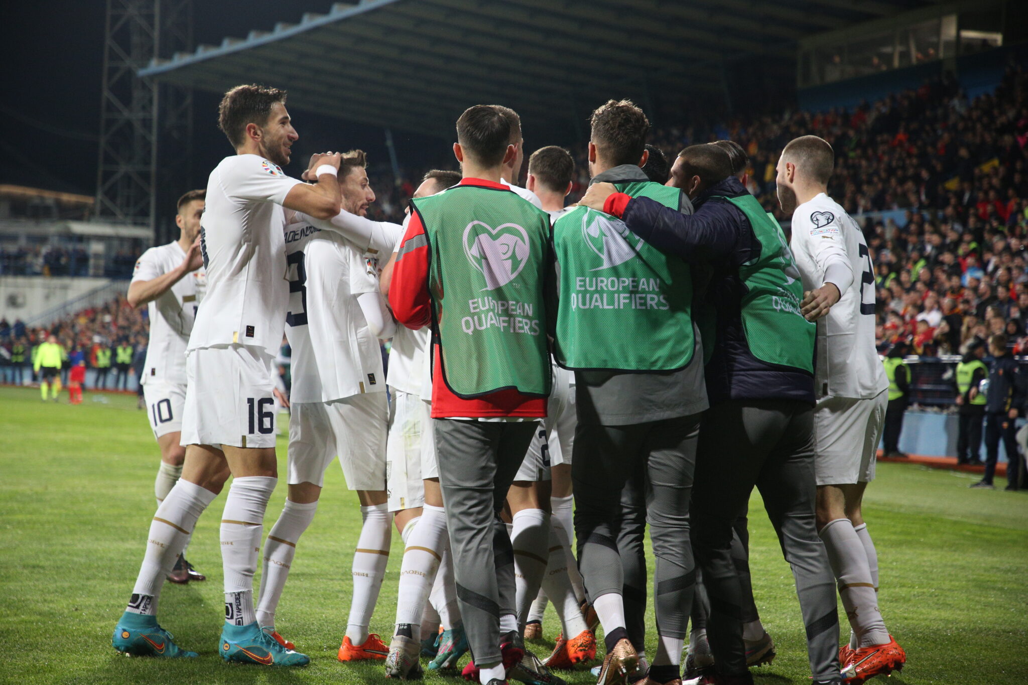 UEFA prepolovila kaznu FSS: Srbija – Crna Gora pred punim tribinama