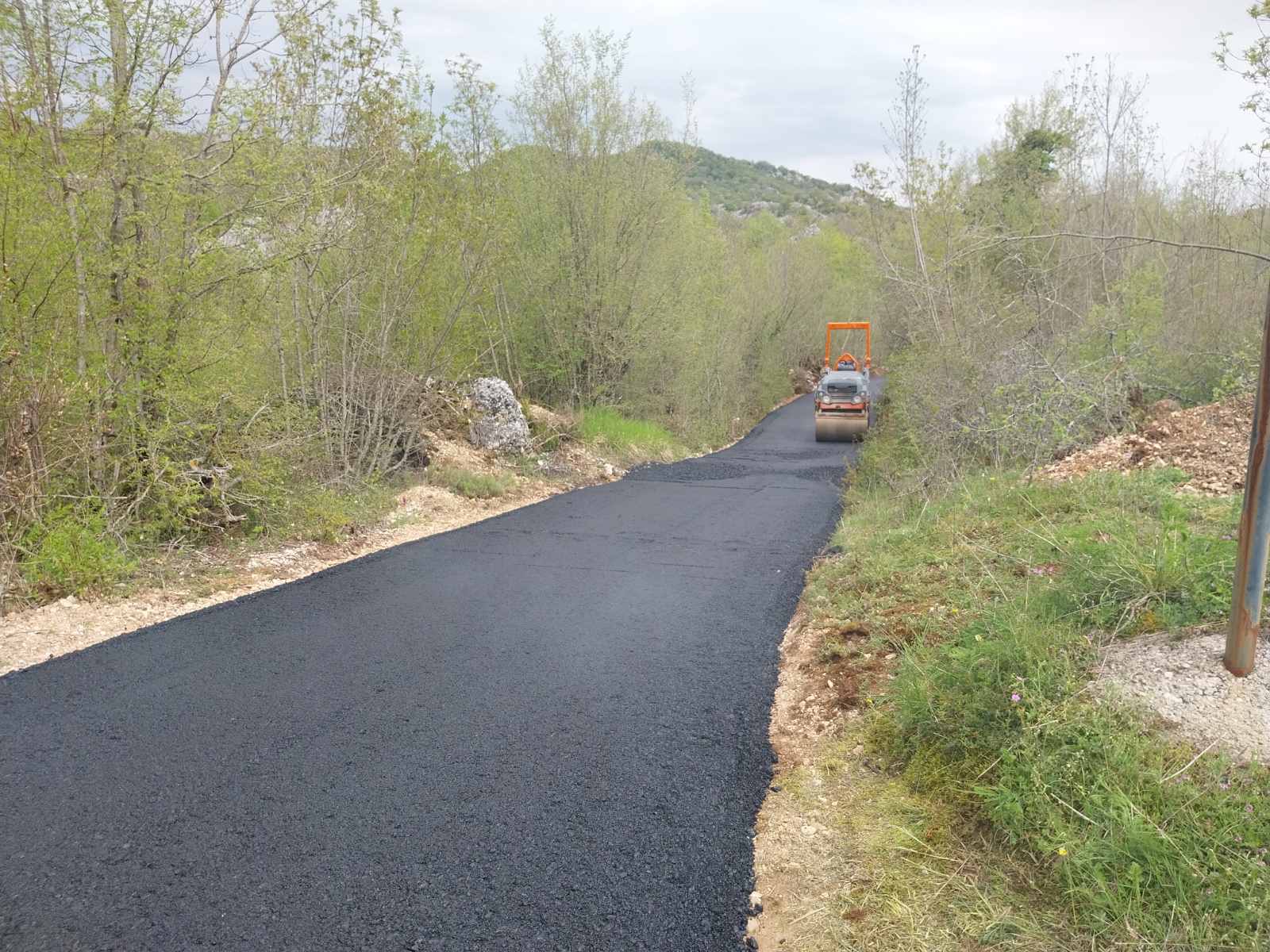 Nastavlja se sanacija i asfaltiranje lokalnih i nekategorisanih puteva na području Prijestonice