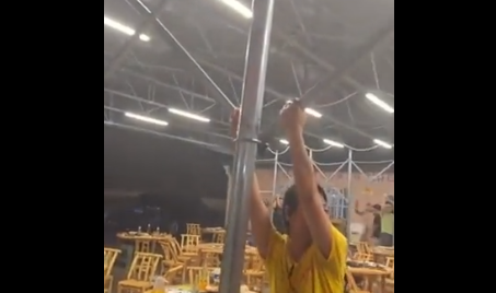 Pridržavali krov da ga ne odnese vjetar, pa i sami poletjeli (VIDEO)