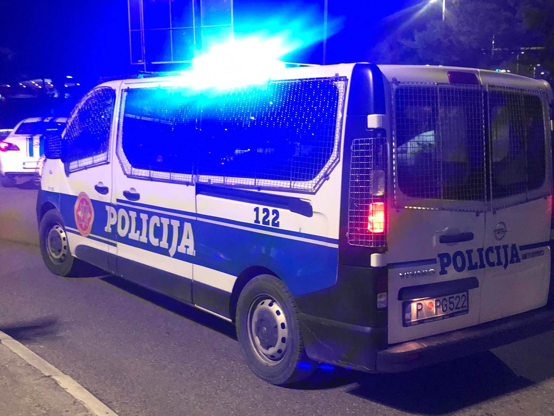 Bijelo Polje: Ispred porodične kuće policajca bačen eksploziv na auto