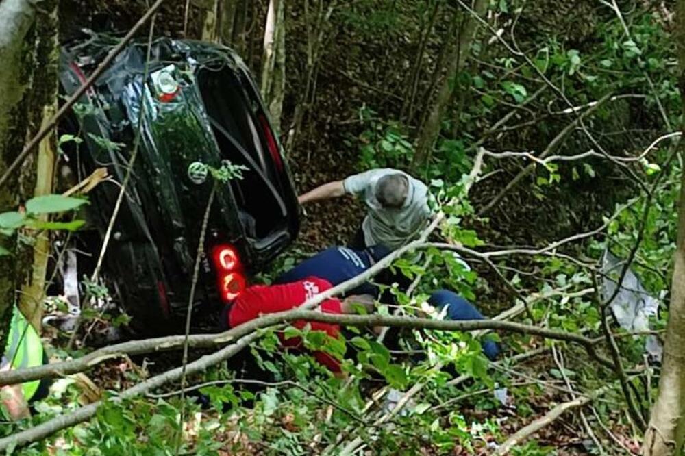 Automobil sletio u kanjon Morače, povrijeđene dvije osobe