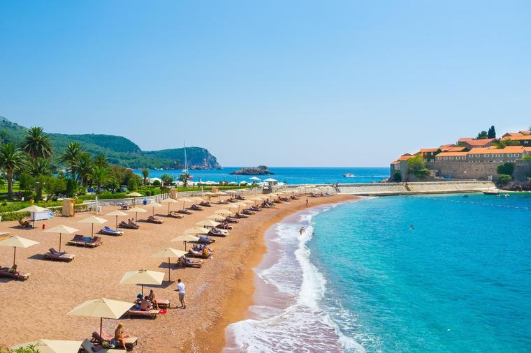 Rigorozne kazne za naplaćivanje plažnog mobilijara poslije 17 časova