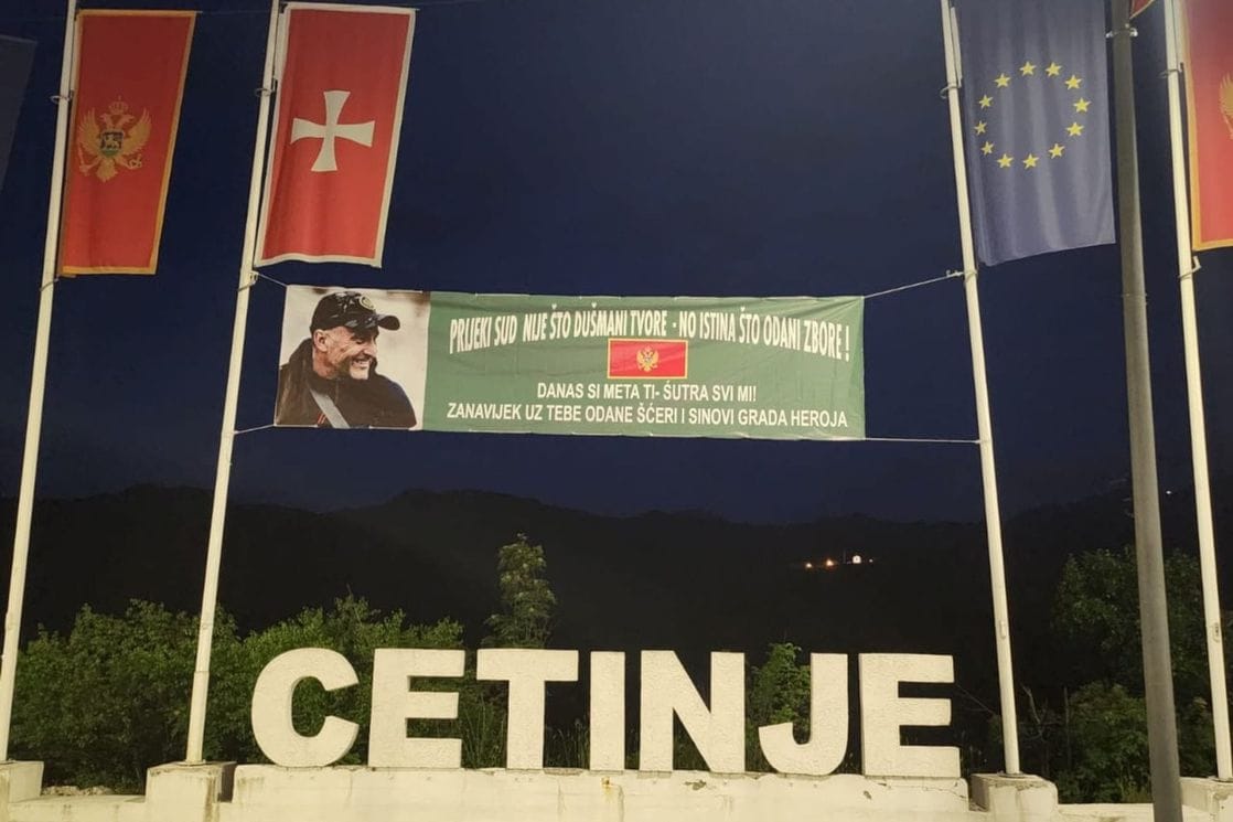 Šta čeka i koga se plaši cetinjska vlast? Više od dva mjeseca niko ne smije da ukloni transparent podrške Nenu Kaluđeroviću koji se potražuje za najteža krivična djela!