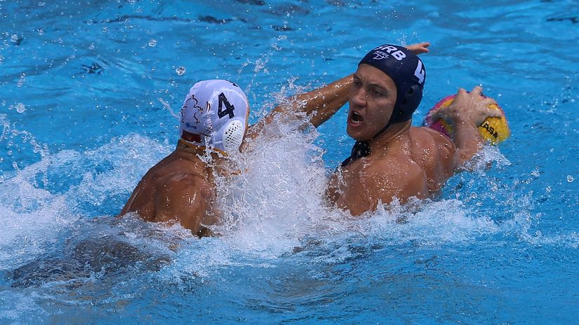 Mišović ušao i začarao mrežu, Srbija se vratila posle 0:5! Olimpijski šampion dobio Crnu Goru na peterce