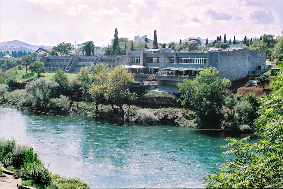Dojava o bombi: Evakuisani Hotel „Podgorica“ i soliter pored