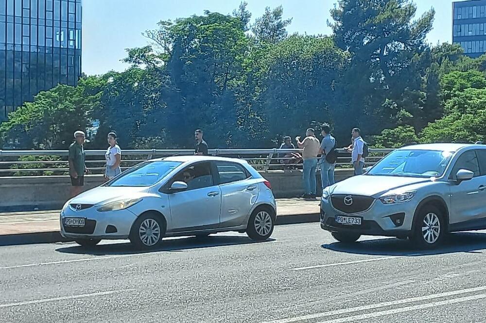 Podgorica: Nakon pregovora sa policijom, muškarac odustao od namjere da skoči sa mosta Blaža Jovanovića