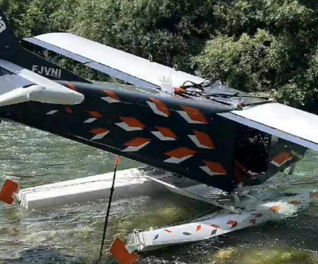 Srušio se hidroavion, dvije osobe iskočile prije pada
