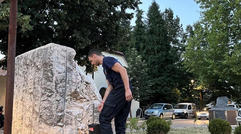 Zbog velikih vrućina postavljene posude sa vodom za napuštene životinje
