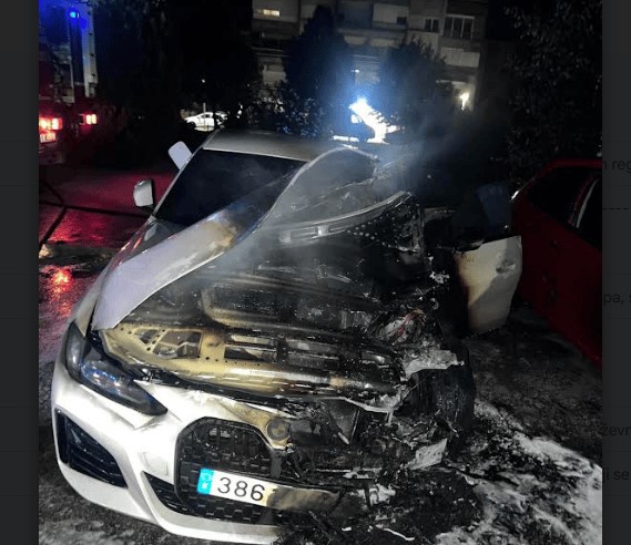 Oštećena dva automobila u požaru u Nikšiću