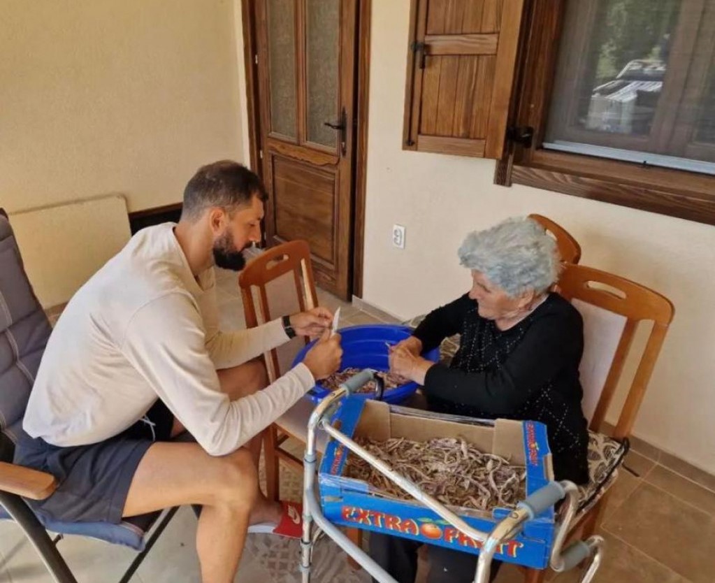 Dok se pola Evrope otima oko njega: Mirotić sa bakom čisti boraniju