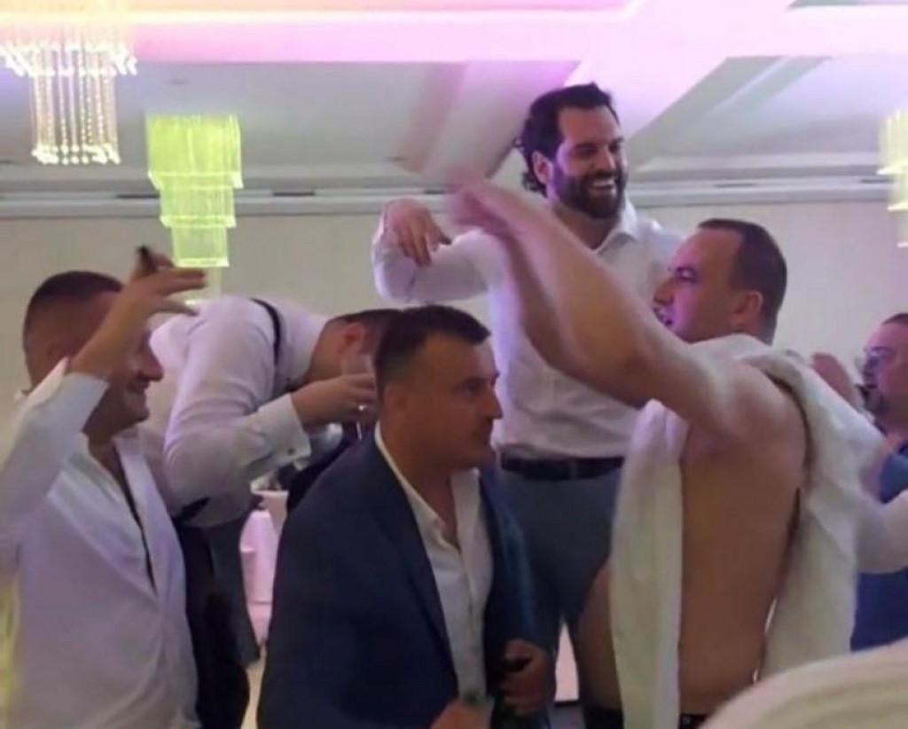 Specijalni tužilac Radonjić na svadbi sa Markom Popovićem, pripadnikom kriminalne grupe Miloša Medenice