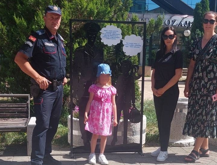 Postavljene instalacije sa figurama policajca i djeteta sa ciljem društvene odgovornosti