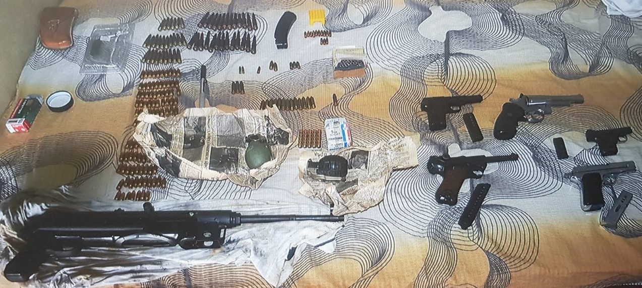 Bar: Policija pretresom oduzela šest pištolja, automatsku pušku, dvije bombe i veću količinu municije