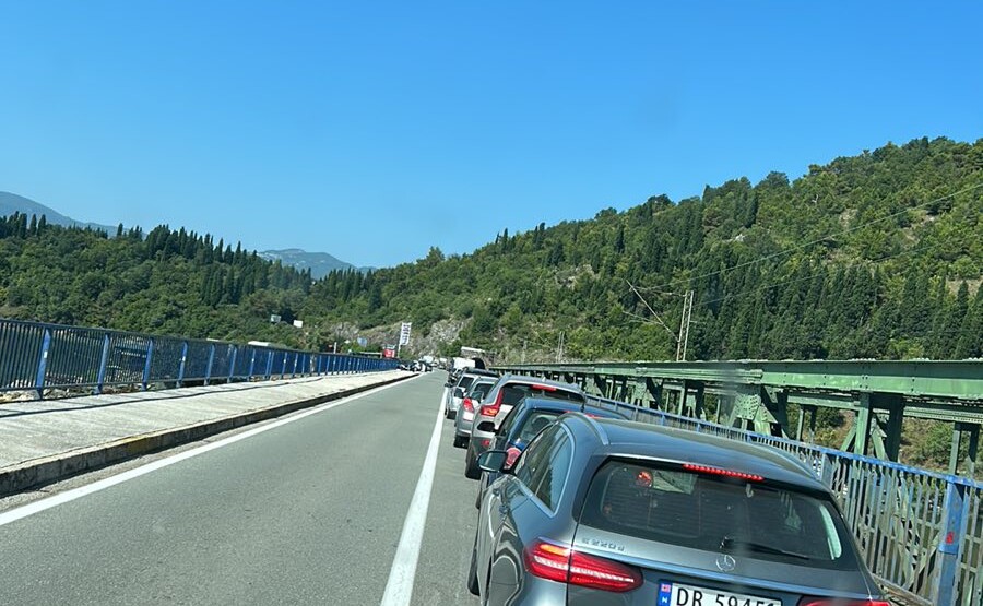 Kilometarske kolone: Gužve od Podgorice prema Baru