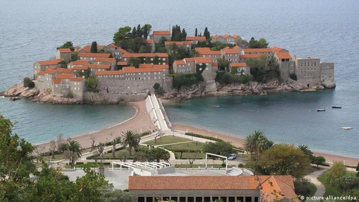 Sveti Stefan od danas je ponovo otvoren za turiste: Za ležaljke na Kraljevoj plaži potrebno izdvojiti 200 evra