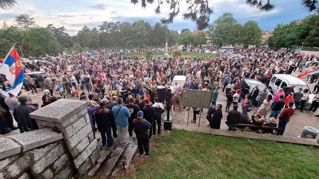 Nikšić je šetao u znak podrške Marku Kovačeviću: Kukavička vlast je oživjela vampirski režim Mila Đukanovića! (FOTO)