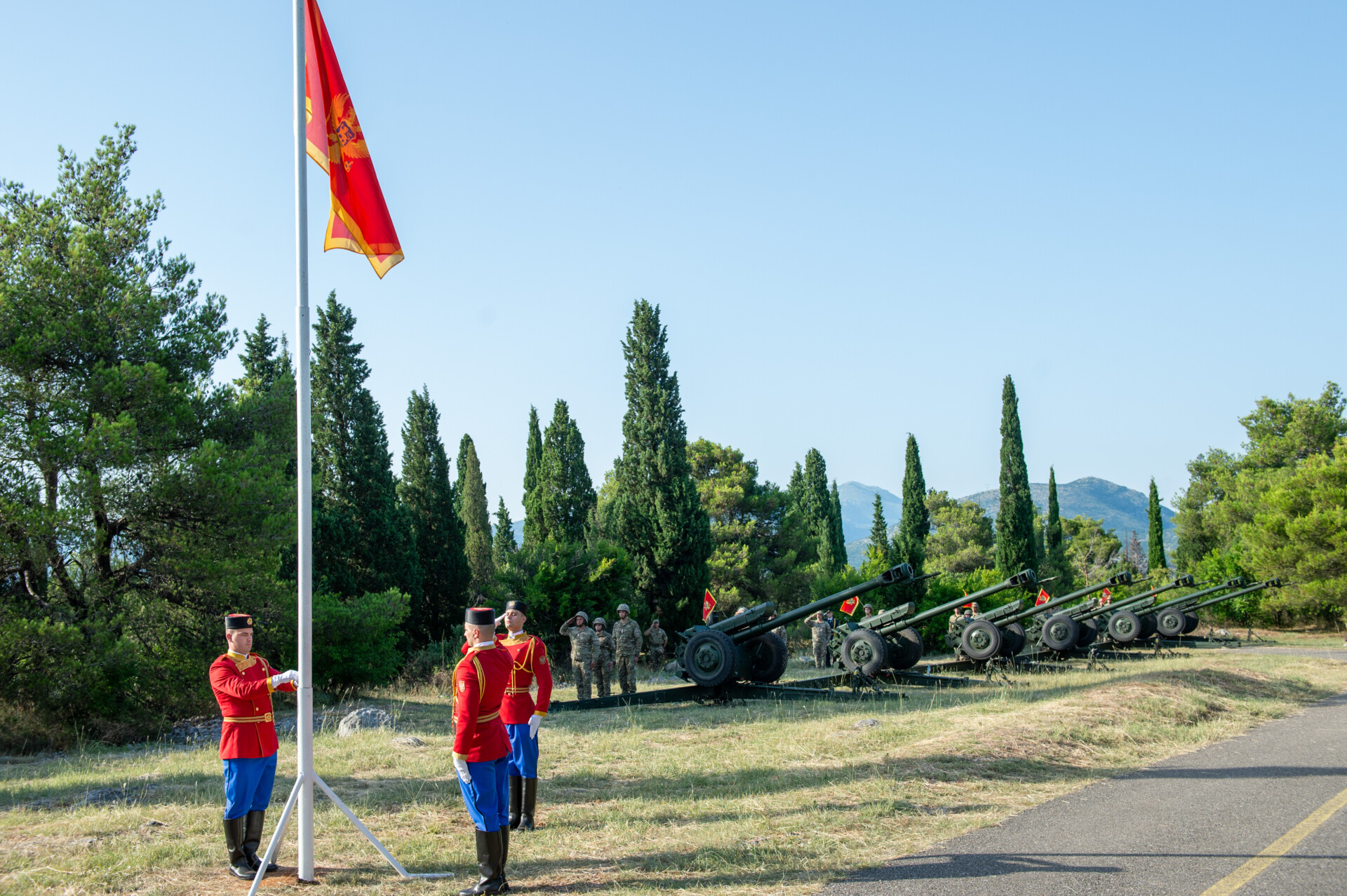 Izvršena počasna paljba povodom Dana državnosti (VIDEO)