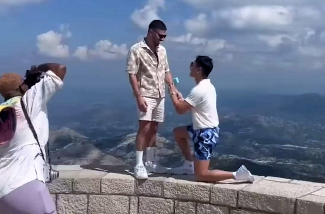 „Crnogorcima“ ne smeta prosidba i pusica pripadnika LGBT zajednice na Lovćenu, ali im smetaju trobojke i Njegoševa kapela! (VIDEO)