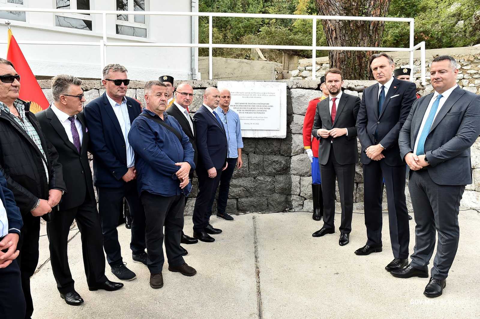 Adžić čuva SDP-ove tekovine: Vojska i dalje sprječava uklanjanje sramne spomen ploče u Morinju!