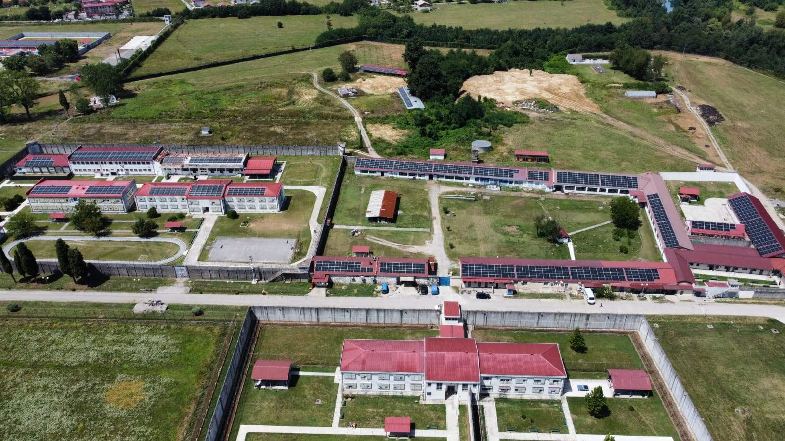 Ugrađeni solarni paneli i na krovovima spuškog zatvora