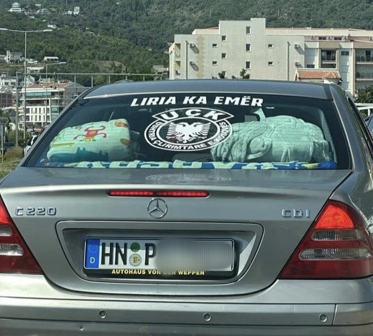 Provokacije bez kazne: Nalijepio UČK oznaku na auto i vozio crnogorskim putevima!