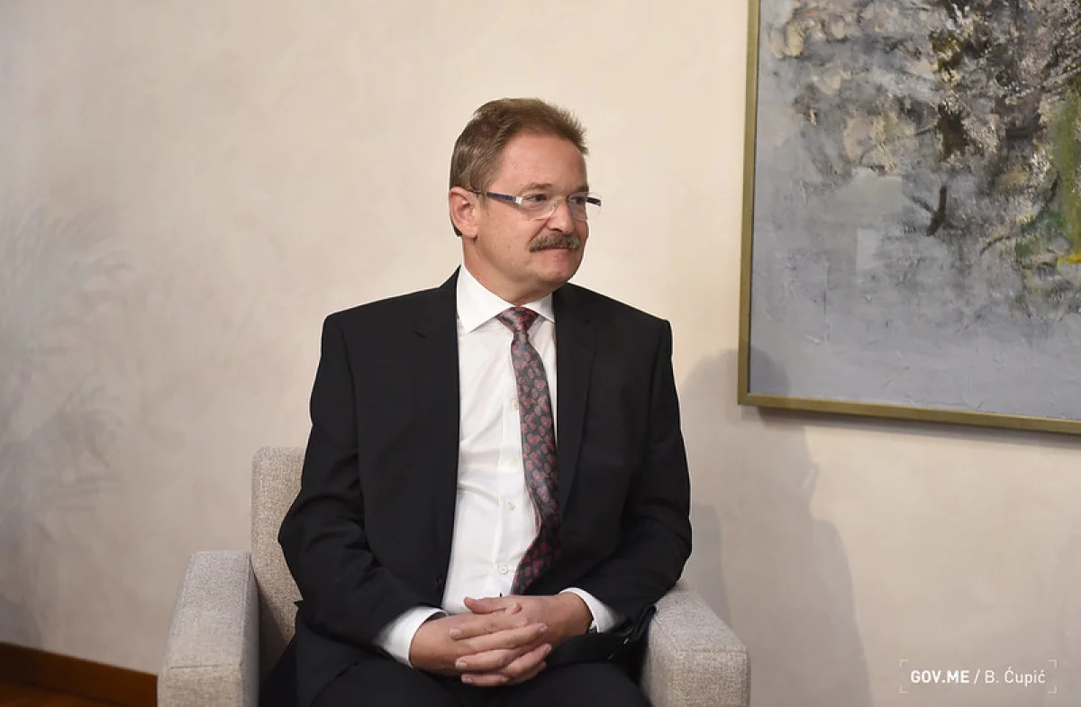 Foto na Ruskom mostu: Njemački ambasador u Crnoj Gori najavljuje pobošljavanje odnosa između Njemačke i Rusije?