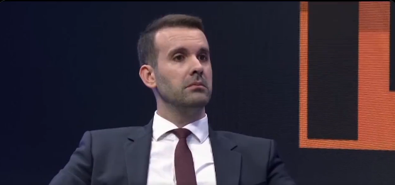 SPAJIĆU BLIŽA KOŠULJA OD POTKOŠULJE?