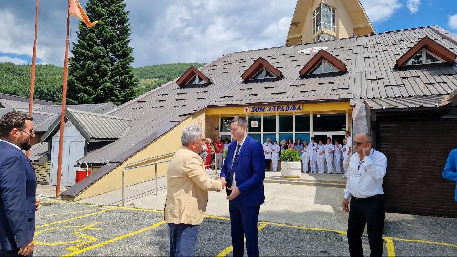 Dom zdravlja u Mojkovcu dobio novi krov i trotoar