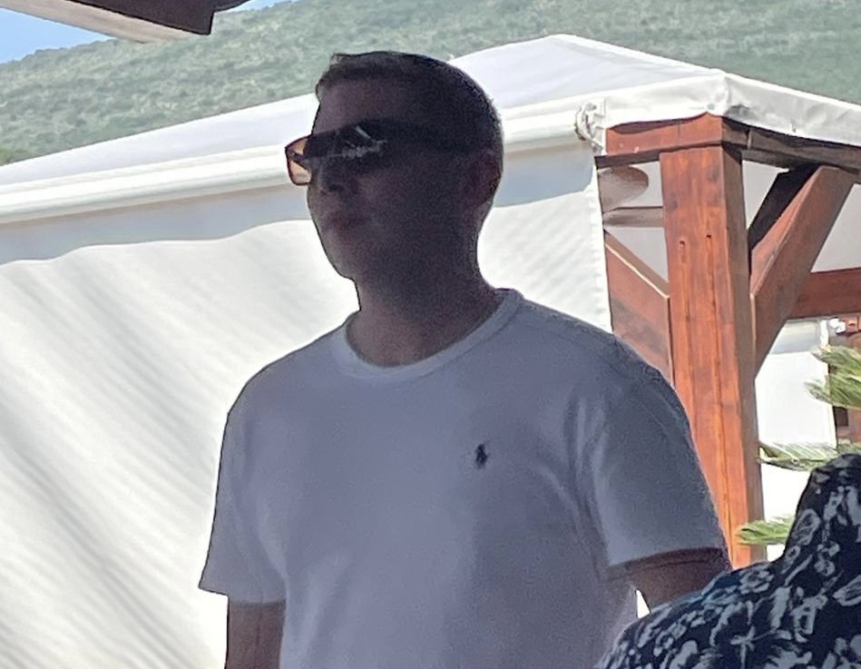 Kontroverzni Džordž Kotrel ponovo u Crnoj Gori: Ortak Milojka Spajića iz kripto svijeta stigao u Ribarsko selo čim je ZBCG izbačen iz Vlade!