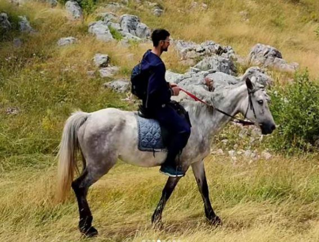 Novak jaše konja i uživa u prirodi Durmitora
