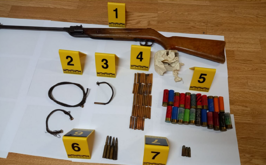 Pretresi u Baru: Policija pronašla dvije puške, pištolj, 50 detonatorskih kapisli