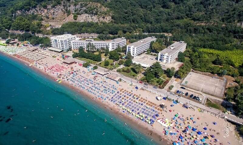 Novi izliv mržnje prema turistima u Crnoj Gori: Zakupac plaže im psovao srpsku majku, pljunuo ženu dok je držala dijete…