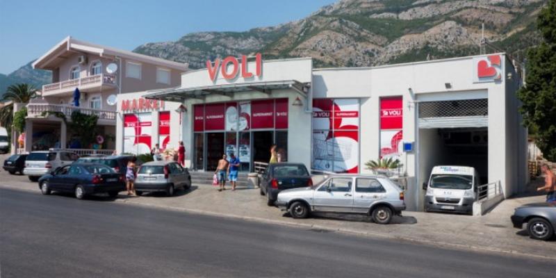 Pljačkaši oteli 57.000 evra ispred marketa „Voli“