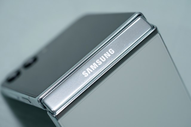 Fanovi Samsunga bi mogali da dobiju jeftiniji savitljivi telefon