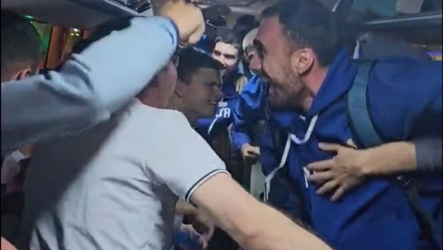 „Kari’s on fire, your defence is terrified“ orilo se u autobusu Orlova (VIDEO)