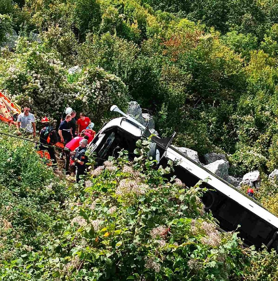 Tragedija na Obzovici: Sletio autobus sa puta, najmanje dvije osobe poginule