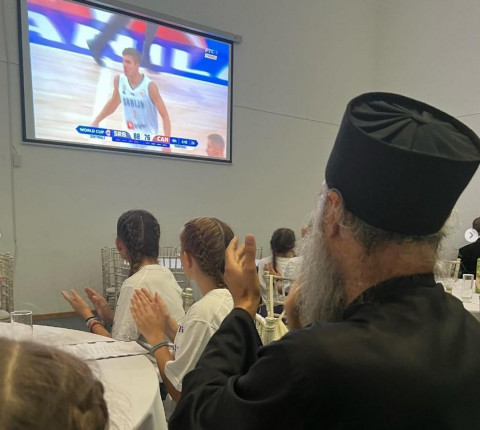 Patrijarh Porfirije u društvu najmlađih bodrio Srbiju