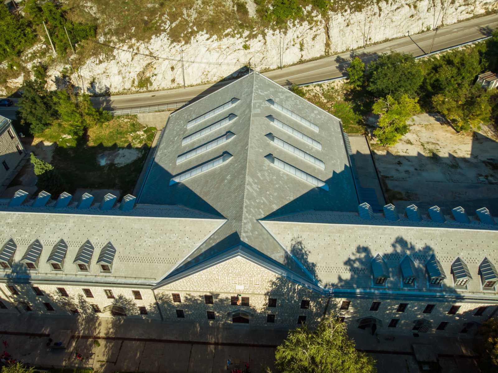 Cetinje: Saniran krov na Sportskom centru