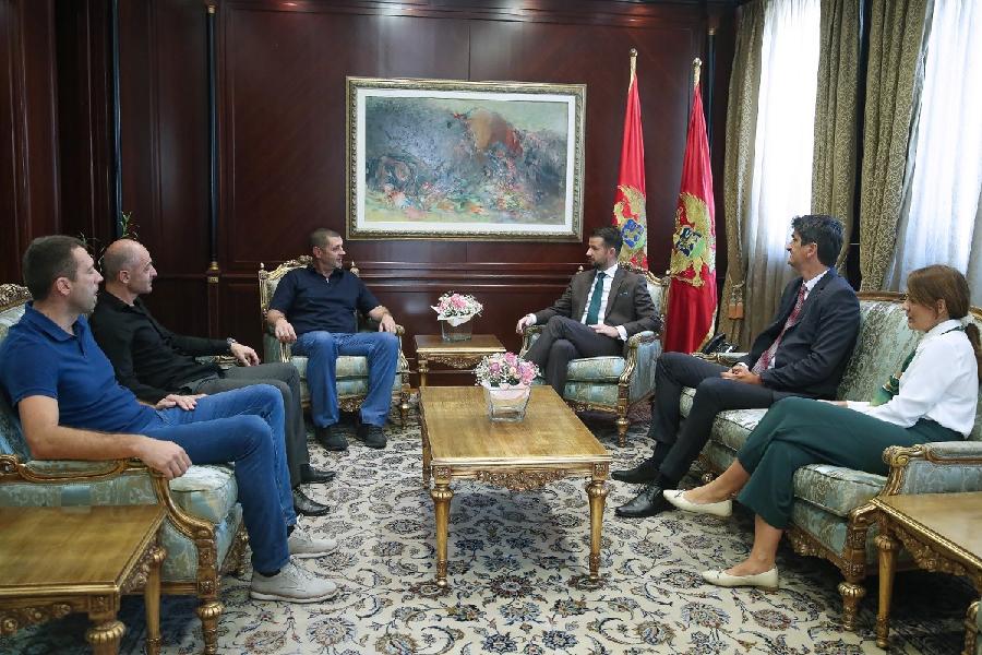 Milatović ugostio porodice žrtava NATO bombardovanja: Zakona o boračkoj i invalidskoj zaštiti da bude prioritet novog saziva Skupštine