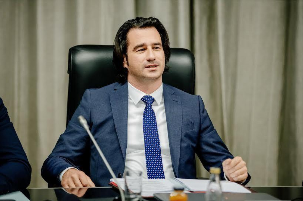 Kovač potpisuje ugovor o gradnji Palate pravde