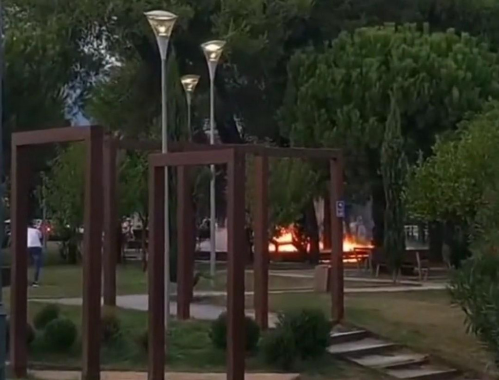 Maloljetnik podmetnuo požar u parku kod Ruskog mosta