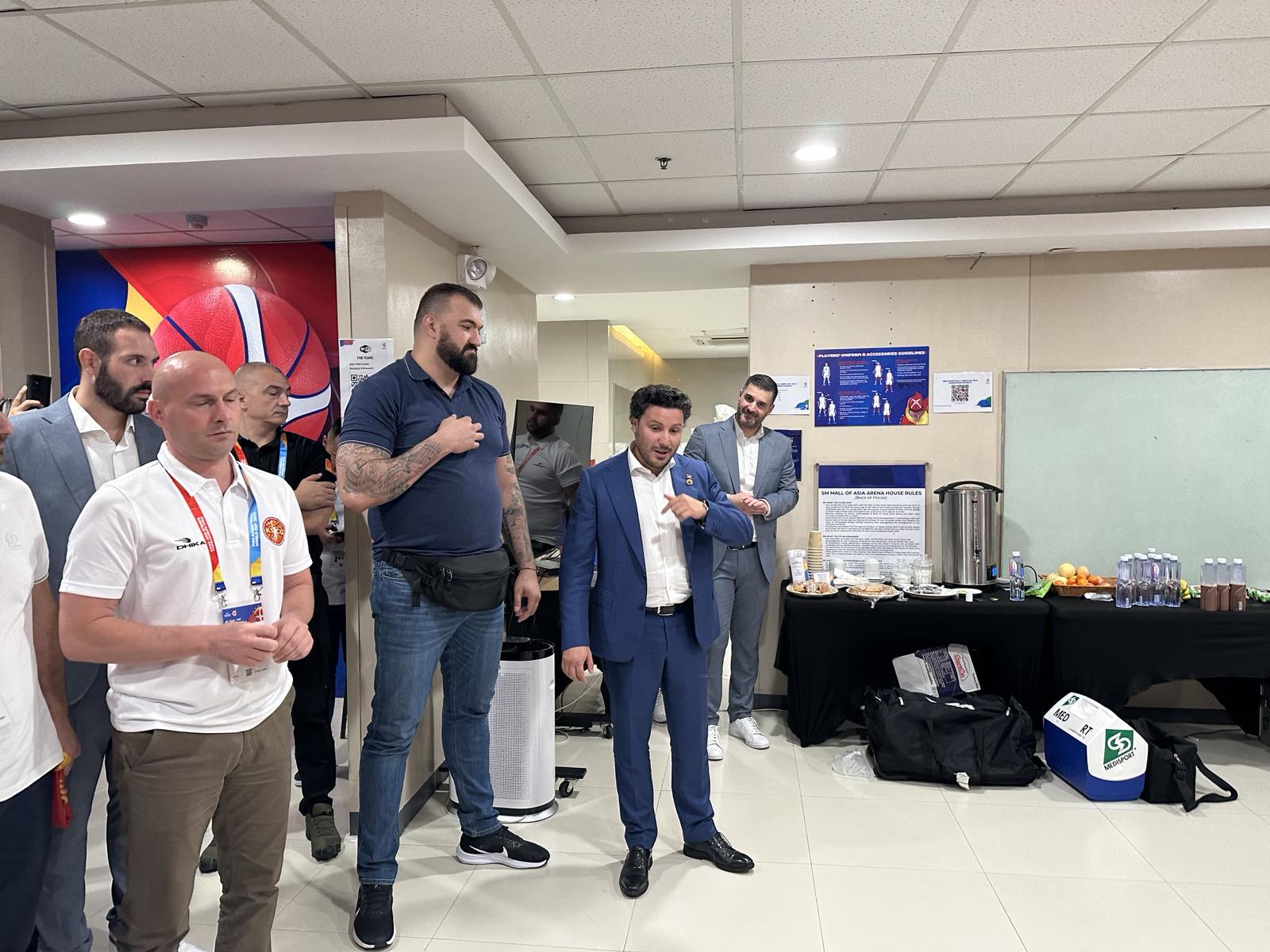 Abazović nakon meča u svlačionici čestitao košarkašima Crne Gore: Meč za ponos cijele nacije