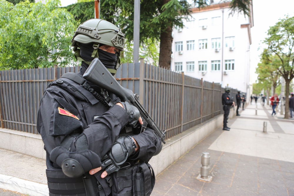 BORBA otkriva: Prebijao narod i odbornike u Budvi koji su branili narodnu volju, a sad Miodraga Drobca unapređuju u policiji!