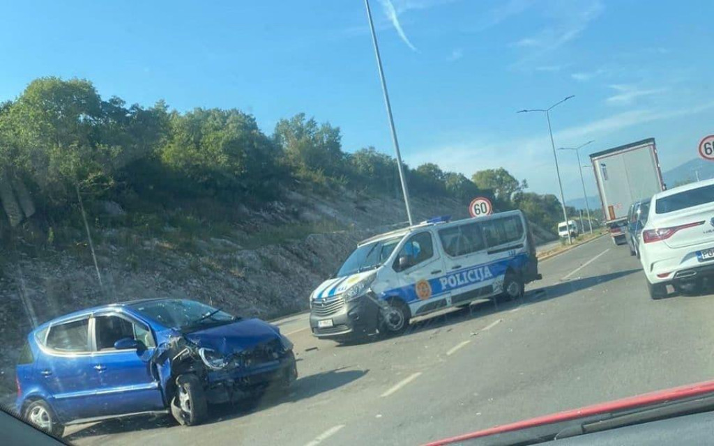Sudar vozila policije i automobila: Povrijeđene četiri osobe