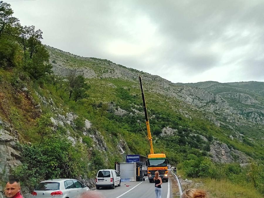 Put Kolašin-Podgorica: Prekid saobraćaja zbog izvlačenja kamiona