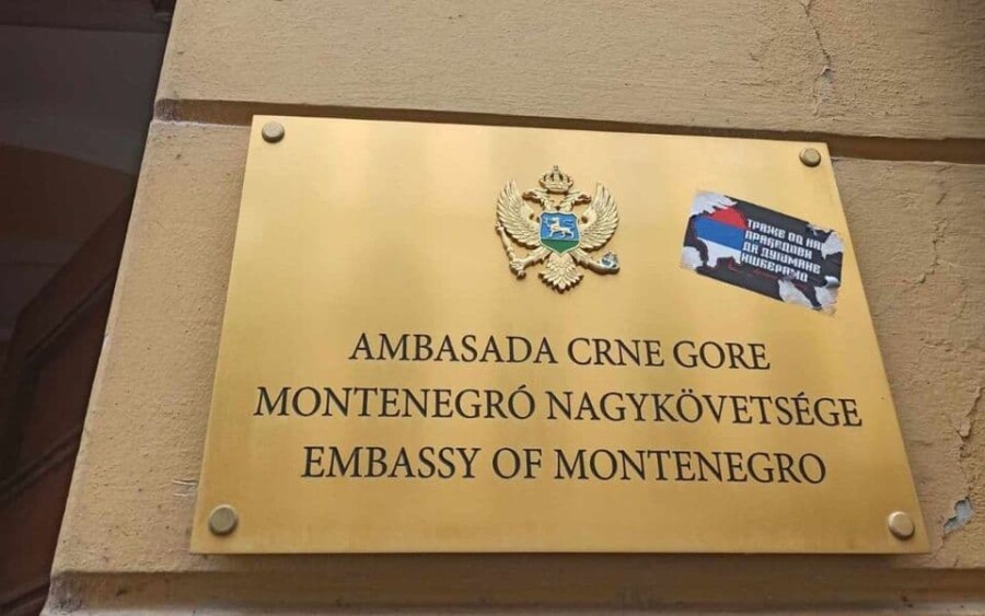 Ministarstvo: Oskrnavljeni državni simboli na ambasadi Crne Gore u Mađarskoj