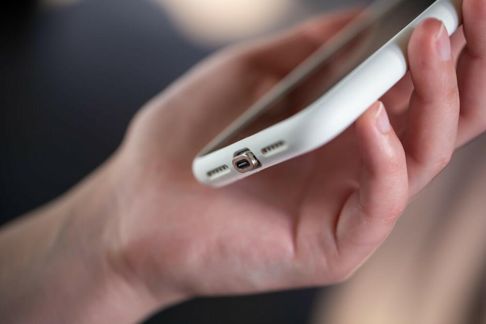 Ovo je razlog zašto nije dobro puniti mobilni telefon preko noći