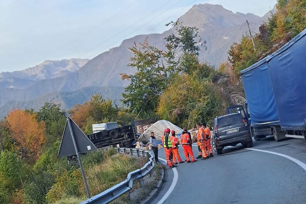 Prevrnuo se kamion na putu Podgorica – Kolašin, saobraćaj u prekidu